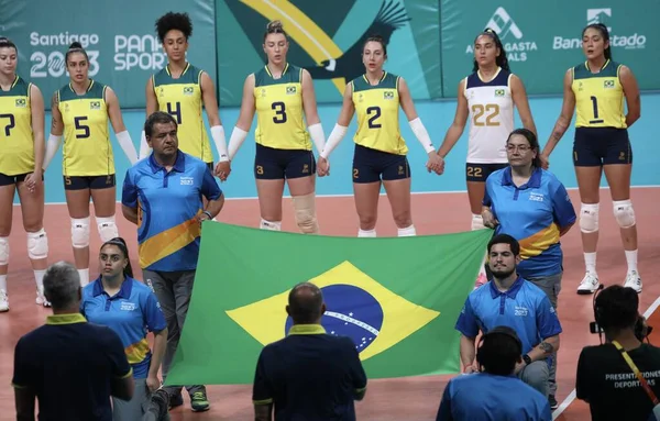 SANTIAGO, Şili - 26 Ekim 2023: Brezilya ile Dominik Cumhuriyeti arasındaki altın madalya için Şili 'nin Santiago kentinde bulunan Parque Arena O' Higgins ana kortunda bayanlar voleybol takımı finali