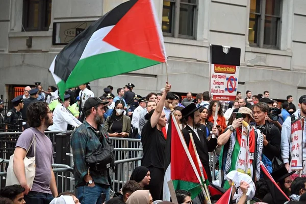 イスラエルによるパレスチナの土地占領に抗議するパレスチナ人抗議者や支持者 2023年10月26日 ニューヨーク アメリカ合衆国A 抗議するために何百人ものパレスチナ人抗議者や支持者がウォール街に降りてきた — ストック写真