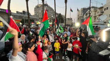 RAMAllah (PALESTINE), 10 / 28 / 2023 - Ramallah 'ta Gazze çocuklarıyla dayanışma içinde mum yakmak. 