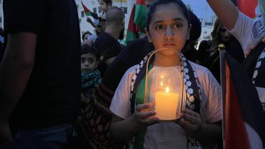 RAMAllah (PALESTINE), 10 / 28 / 2023 - Ramallah 'ta Gazze çocuklarıyla dayanışma içinde mum yakmak. 