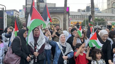 RAMAllah (PALESTINE), 10 / 28 / 2023 - Ramallah 'ta Gazze çocuklarıyla dayanışma içinde mum yakmak. 