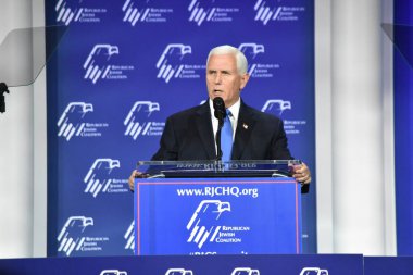 LAS VEGAS (USA), 10 / 28 / 2023 - Eski ABD Başkan Yardımcısı Mike Pence, Nevada Yıllık Zirvesi 'nde ABD Başkanlığı yarışından çekildiğini duyurdu. 