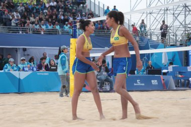 Santiago (Şili), 10 / 27 / 2023 - Brezilyalılar Duda ve Ana Patricia, Kanadalılar Melissa Humana ve Brandie Wilkerson 'a karşı Pan-Amerikan Plaj Voleybol Finali Şampiyonları