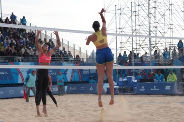 Santiago (Şili), 10 / 27 / 2023 - Brezilyalılar Duda ve Ana Patricia, Kanadalılar Melissa Humana ve Brandie Wilkerson 'a karşı Pan-Amerikan Plaj Voleybol Finali Şampiyonları