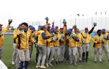 SANTIAGO (Şili), 10 / 28 / 2023 - CEREMONY / MEDAL / BASEBALL - Kolombiya 'nın altın, Brezilya' nın gümüş ve Meksika 'nın Beyzbol ve Softbol Merkezi' nde bronz madalya kazandığı erkekler beyzbol takımının finali için madalya töreni 