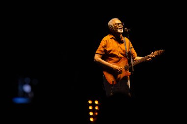 BARCELONA (İspanya), 10 / 28 / 2023 - Brezilyalı şarkıcı Gilberto Gil bu Cumartesi İspanya 'nın Barselona kentinde düzenlenen Aquele Abracao Tour' da sahne aldı (28)). 