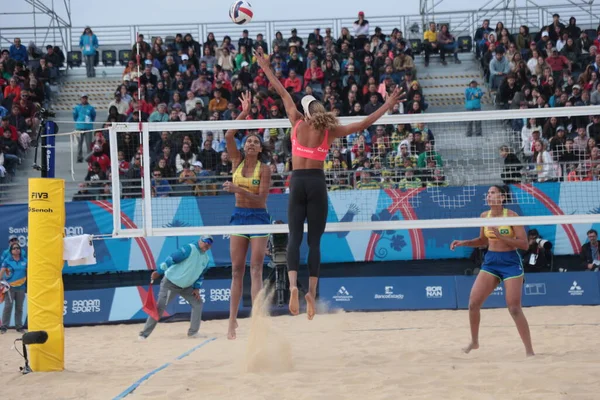 Santiago (Şili), 10 / 27 / 2023 - Brezilyalılar Duda ve Ana Patricia, Kanadalılar Melissa Humana ve Brandie Wilkerson 'a karşı Pan-Amerikan Plaj Voleybol Finali Şampiyonları