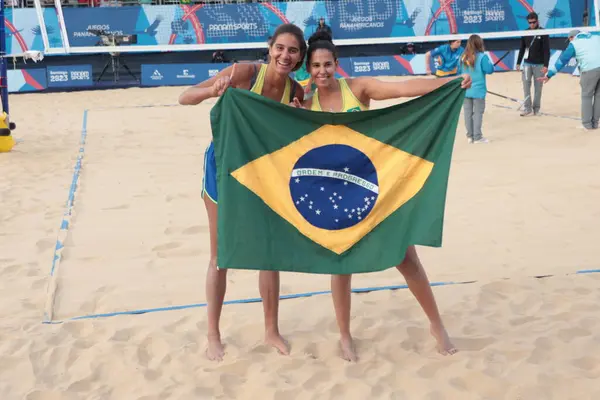 圣地亚哥 2023年27月10日 巴西人杜达和安娜 帕特里夏成为泛美海滩排球赛决赛的冠军 对手是加拿大人梅丽莎 人道帕雷德斯和布兰迪 威尔克森 — 图库照片