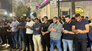 RAMAllah (PALESTINE), 10 / 29 / 2023 - Bazı Filistinliler savaşı bitirmesi için sokaklarda Tanrı 'ya dua ediyorlar, çünkü birçok insan ölüyor ve evlerinden sürülüyor. İsrail-Filistin çatışmaları 7 Ekim 'de başladı