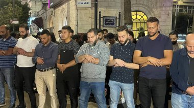 RAMAllah (PALESTINE), 10 / 29 / 2023 - Bazı Filistinliler savaşı bitirmesi için sokaklarda Tanrı 'ya dua ediyorlar, çünkü birçok insan ölüyor ve evlerinden sürülüyor. İsrail-Filistin çatışmaları 7 Ekim 'de başladı