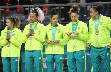 SANTIAGO (Şili), 10 / 29 / 2023 - Brezilya 'nın altın, Kolombiya-Gümüş ve Arjantin-Bronz madalya kazandığı bayanlar basketbol takım finallerinde 2023 Pan Amerikan Oyunları sırasında Spor Merkezi' nde düzenlenen madalya töreni 
