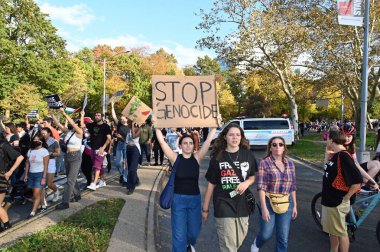İsrail 'in Gazze Şeridi' ni bombalamasına karşı protesto. Crown Heights, Brooklyn, New York. 28 Ekim 2023. New York, ABD: Crown Heights 'taki Brooklyn Müzesi' nden yaklaşık 2,5 mil uzunluğunda protestocular yürüdü