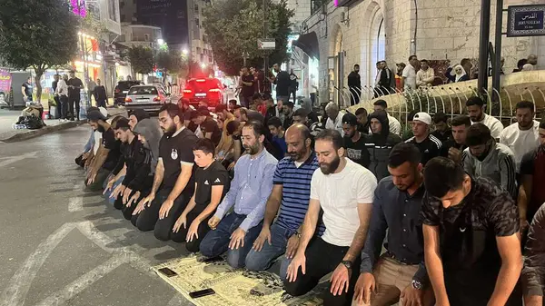 Ramallah Palestine 2023 Alcuni Palestinesi Pregano Dio Nelle Strade Porre — Foto Stock