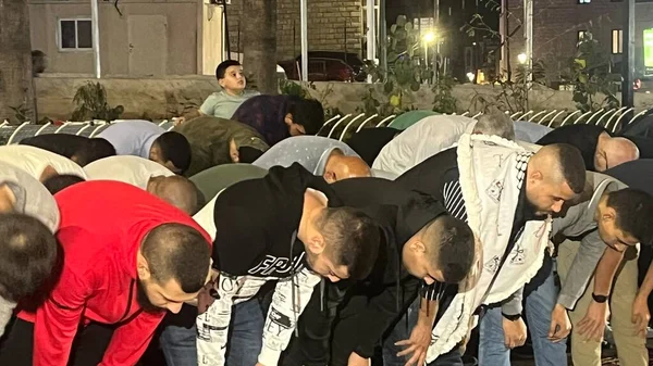 拉玛拉赫 巴勒斯坦 2023年10月29日 一些巴勒斯坦人在街头向上帝祈祷以结束战争 因为许多人正在死亡 被迫离开家园 巴以冲突始于10月7日 — 图库照片