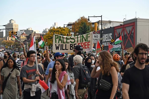 イスラエルによるガザ地区爆撃に抗議 クラウンハイツ ブルックリン ニューヨーク 2023年10月28日 ニューヨーク 米国A 約2マイル半の抗議者が クラウンハイツのブルックリン博物館から行進した — ストック写真