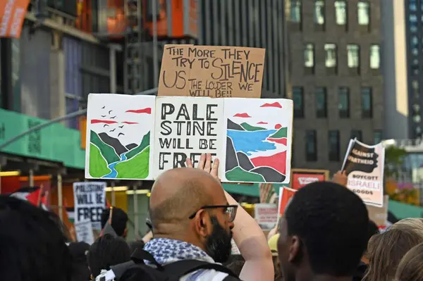 抗议以色列轰炸加沙地带 皇冠高地 布鲁克林 纽约市 2023年10月28日美国纽约 大约有2 5英里长的抗议者从位于皇冠高地的布鲁克林博物馆游行 — 图库照片
