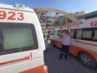 GAZA (PALESTINE), 10 / 31 / 2023 - İsrail ordusu Gazze 'nin bombalanması sırasında Filistin Derneği' ne ait bir ambulansa saldırdı. Ambulans doğrudan hedef alındı ve birkaç şehit düştü.. 
