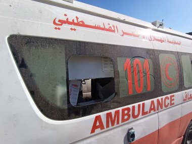GAZA (PALESTINE), 10 / 31 / 2023 - İsrail ordusu Gazze 'nin bombalanması sırasında Filistin Derneği' ne ait bir ambulansa saldırdı. Ambulans doğrudan hedef alındı ve birkaç şehit düştü.. 