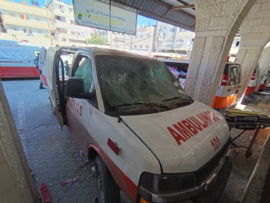 GAZA (PALESTINE), 10 / 31 / 2023 - İsrail ordusu Gazze 'nin bombalanması sırasında Filistin Derneği' ne ait bir ambulansa saldırdı. Ambulans doğrudan hedef alındı ve birkaç şehit düştü.. 