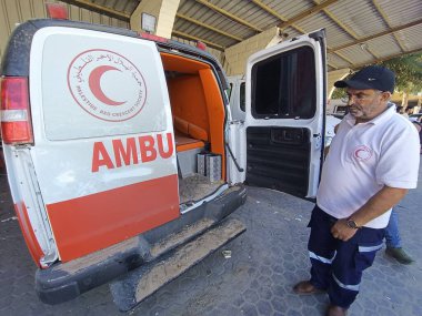 GAZA (PALESTINE), 10 / 31 / 2023 - İsrail ordusu Gazze 'nin bombalanması sırasında Filistin Derneği' ne ait bir ambulansa saldırdı. Ambulans doğrudan hedef alındı ve birkaç şehit düştü.. 