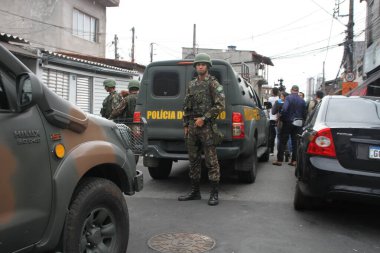 SAO PAULO, BRAZIL - 10 / 31 / 2023: Ordu, Vila Nova Galvao, City Guarulhos 'daki kenar mahallelerde, kayıp silahlarla ilgili arama emrini yerine getirmek amacıyla Askeri İnzibatın desteğiyle bir operasyon gerçekleştirdi. 