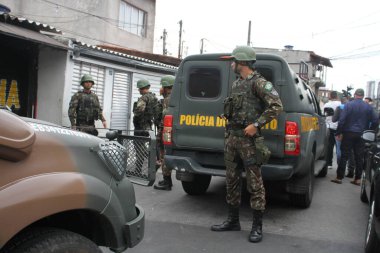 SAO PAULO, BRAZIL - 10 / 31 / 2023: Ordu, Vila Nova Galvao, City Guarulhos 'daki kenar mahallelerde, kayıp silahlarla ilgili arama emrini yerine getirmek amacıyla Askeri İnzibatın desteğiyle bir operasyon gerçekleştirdi. 