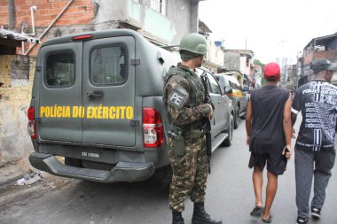 SAO PAULO, BRAZIL - 10 / 31 / 2023: Ordu, Vila Nova Galvao, City Guarulhos 'daki kenar mahallelerde, kayıp silahlarla ilgili arama emrini yerine getirmek amacıyla Askeri İnzibatın desteğiyle bir operasyon gerçekleştirdi. 