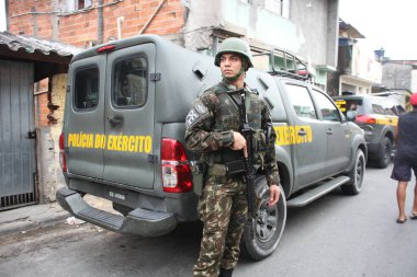 SAO PAULO, BRAZIL - 10 / 31 / 2023: Ordu, Vila Nova Galvao, City Guarulhos 'daki kenar mahallelerde, kayıp silahlarla ilgili arama emrini yerine getirmek amacıyla Askeri İnzibatın desteğiyle bir operasyon gerçekleştirdi. 