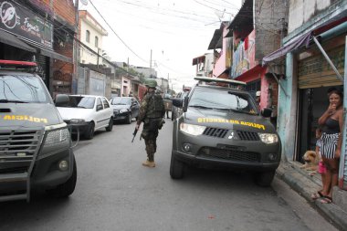 SAO PAULO, BRAZIL - 10 / 31 / 2023: Ordu, Vila Nova Galvao, City Guarulhos 'daki kenar mahallelerde, kayıp silahlarla ilgili arama emrini yerine getirmek amacıyla Askeri İnzibatın desteğiyle bir operasyon gerçekleştirdi. 