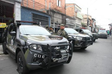 SAO PAULO, BRAZIL - 10 / 31 / 2023: Ordu, Vila Nova Galvao, City Guarulhos 'daki kenar mahallelerde, kayıp silahlarla ilgili arama emrini yerine getirmek amacıyla Askeri İnzibatın desteğiyle bir operasyon gerçekleştirdi. 