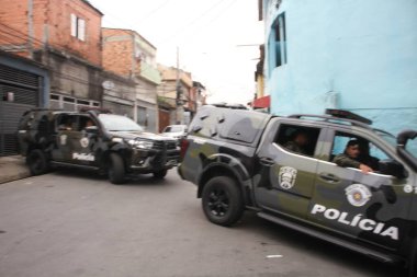 SAO PAULO, BRAZIL - 10 / 31 / 2023: Ordu, Vila Nova Galvao, City Guarulhos 'daki kenar mahallelerde, kayıp silahlarla ilgili arama emrini yerine getirmek amacıyla Askeri İnzibatın desteğiyle bir operasyon gerçekleştirdi. 