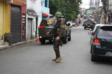 SAO PAULO, BRAZIL - 10 / 31 / 2023: Ordu, Vila Nova Galvao, City Guarulhos 'daki kenar mahallelerde, kayıp silahlarla ilgili arama emrini yerine getirmek amacıyla Askeri İnzibatın desteğiyle bir operasyon gerçekleştirdi. 