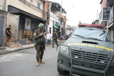 SAO PAULO, BRAZIL - 10 / 31 / 2023: Ordu, Vila Nova Galvao, City Guarulhos 'daki kenar mahallelerde, kayıp silahlarla ilgili arama emrini yerine getirmek amacıyla Askeri İnzibatın desteğiyle bir operasyon gerçekleştirdi. 