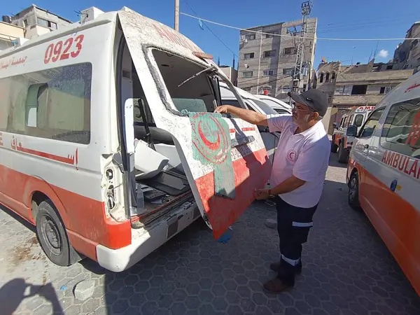 Gaza Palestine 2023 以色列军队在轰炸加沙期间袭击了一辆属于巴勒斯坦协会的救护车 救护车直接成为袭击目标 数名烈士丧生 — 图库照片