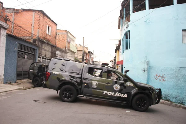 SAO PAULO, BRAZIL - 10 / 31 / 2023: Ordu, Vila Nova Galvao, City Guarulhos 'daki kenar mahallelerde, kayıp silahlarla ilgili arama emrini yerine getirmek amacıyla Askeri İnzibatın desteğiyle bir operasyon gerçekleştirdi. 