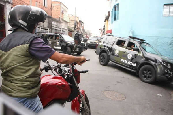 SAO PAULO, BRAZIL - 10 / 31 / 2023: Ordu, Vila Nova Galvao, City Guarulhos 'daki kenar mahallelerde, kayıp silahlarla ilgili arama emrini yerine getirmek amacıyla Askeri İnzibatın desteğiyle bir operasyon gerçekleştirdi. 