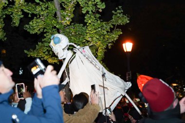 New York 'ta Cadılar Bayramı Geçidi, 31 Ekim 2023, New York, ABD: Bu gece, bu büyüleyici olaya tanıklık etmek için sabırsızlıkla toplanan köyün sokakları kalabalıktı.. 