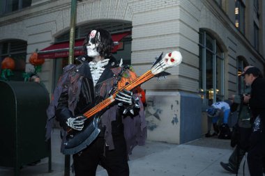 New York 'ta Cadılar Bayramı Geçidi, 31 Ekim 2023, New York, ABD: Bu gece, bu büyüleyici olaya tanıklık etmek için sabırsızlıkla toplanan köyün sokakları kalabalıktı.. 