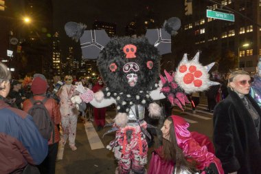 2023 New York Cadılar Bayramı Geçidi. 31 Ekim 2023, New York, New York, ABD: Kostüm giymiş gezginler New York şehrinin 50. geleneksel Cadılar Bayramı Geçidi temalı ters / ters / ters temalı gösterisine katılıyorlar