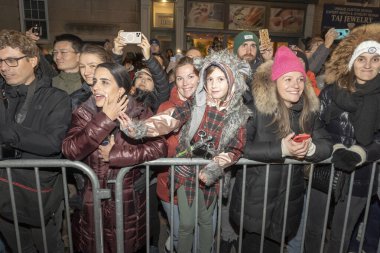 (2023 New York Şehri Cadılar Bayramı Geçidi. 31 Ekim 2023, New York, New York, ABD: Binlerce kostümlü izleyici New York City 'nin 50. Geleneksel Cadılar Bayramı Geçit Töreni' ni izliyor