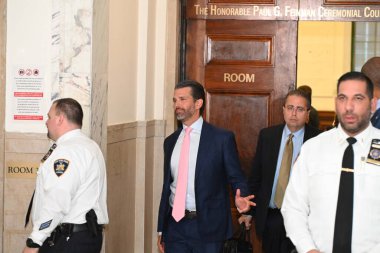 Donald Trump Jr., Donald Trump 'ın büyük oğlu bugün mahkemede Trumps sahtekarlık davasının müşterek sanığı olarak ifade verdi. 1 Kasım 2023 New York, ABD Başsavcısı Letitia James, sanıkların