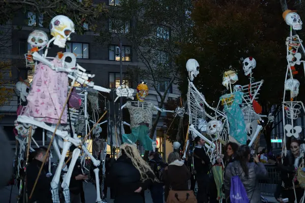 New York 'ta Cadılar Bayramı Geçidi, 31 Ekim 2023, New York, ABD: Bu gece, bu büyüleyici olaya tanıklık etmek için sabırsızlıkla toplanan köyün sokakları kalabalıktı.. 