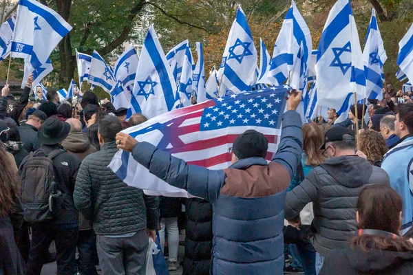 以色列恐怖袭击受害者烛光守夜 2023年11月1日 美国纽约 有以色列国旗的以色列侨民和支持者参加了1400名遇难者的烛光守夜活动 — 图库照片