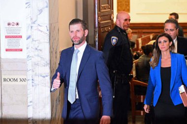 Donald Trump 'ın ikinci oğlu Eric Frederick Trump bugün mahkemede Donald Trumps sahtekarlık davasının müşterek sanığı olarak ifade verdi. 2 Kasım 2023, New York Başsavcısı Letitia James bir sahtekarlık davasında mahkemeye çıkarıldı. 