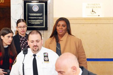 Donald Trump 'ın ikinci oğlu Eric Frederick Trump bugün mahkemede Donald Trumps sahtekarlık davasının müşterek sanığı olarak ifade verdi. 2 Kasım 2023, New York Başsavcısı Letitia James bir sahtekarlık davasında mahkemeye çıkarıldı. 