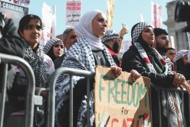 Filistinliler Özgürlük Meydanı 'ndan Beyaz Saray' a Protesto Ediyor. 4 Kasım 2023, New York, ABD: Filistinli protestocular Filistinlilere yapılan saldırıları protesto etmek için Özgürlük Meydanı 'ndan Beyaz Saray' a yürüdüler