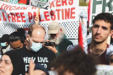 Filistinliler Özgürlük Meydanı 'ndan Beyaz Saray' a Protesto Ediyor. 4 Kasım 2023, New York, ABD: Filistinli protestocular Filistinlilere yapılan saldırıları protesto etmek için Özgürlük Meydanı 'ndan Beyaz Saray' a yürüdüler