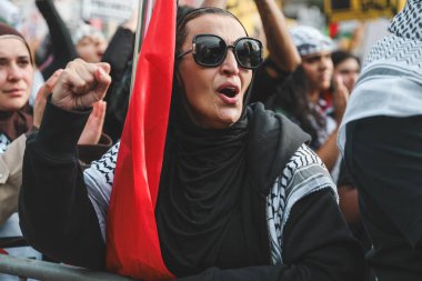 Filistinliler Özgürlük Meydanı 'ndan Beyaz Saray' a Protesto Ediyor. 4 Kasım 2023, New York, ABD: Filistinli protestocular Filistinlilere yapılan saldırıları protesto etmek için Özgürlük Meydanı 'ndan Beyaz Saray' a yürüdüler