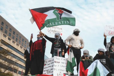 Filistinliler Özgürlük Meydanı 'ndan Beyaz Saray' a Protesto Ediyor. 4 Kasım 2023, New York, ABD: Filistinli protestocular Filistinlilere yapılan saldırıları protesto etmek için Özgürlük Meydanı 'ndan Beyaz Saray' a yürüdüler