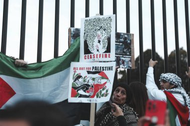 Filistinliler Özgürlük Meydanı 'ndan Beyaz Saray' a Protesto Ediyor. 4 Kasım 2023, New York, ABD: Filistinli protestocular Filistinlilere yapılan saldırıları protesto etmek için Özgürlük Meydanı 'ndan Beyaz Saray' a yürüdüler